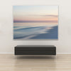 Akustikbild Silent Ocean I von Tan Kulali mit abstrakten Horizont bei Sonnenaufgang. Querformat 4 zu 3 mit weißem Rahmen über Sitzbank.
