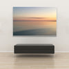Akustikbild Silent Ocean 2 von Tan Kulali mit abstraktem Meerblick bei Sonnenuntergang. Querformat 3 zu 2 mit weißem Rahmen über Sitzbank.