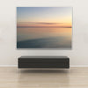 Akustikbild Silent Ocean 2 von Tan Kulali mit abstraktem Meerblick bei Sonnenuntergang. Querformat 4 zu 3 mit weißem Rahmen über Sitzbank.