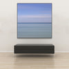 Tysta Akustikbild Silent Ocean III von Tan Kulali. Abstrakter Horizont trifft Meer in Blautönen. Quadratisch mit schwarzem Rahmen