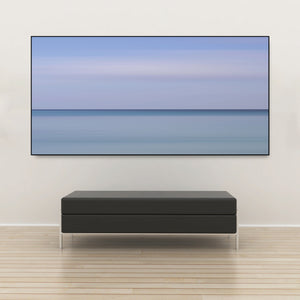 Akustikbild Silent Ocean 3 von Tan Kulali mit abstrakten Horizont in Blautönen. Querformat 2 zu1 mit schwarzem Rahmen über Sitzbank.