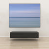 Tysta Akustikbild Silent Ocean III von Tan Kulali. Abstrakter Horizont trifft Meer in Blautönen. Querformat 4:3 mit schwarzem Rahmen