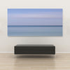 Akustikbild Silent Ocean 3 von Tan Kulali mit abstrakten Horizont in Blautönen. Querformat 2 zu1 mit weißem Rahmen über Sitzbank.