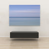 Tysta Akustikbild Silent Ocean III von Tan Kulali. Abstrakter Horizont trifft Meer in Blautönen. Querformat 3:2 mit weißem Rahmen