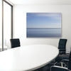 Beratungszimmer mit Akustikbild Silent Ocean 4 von Tan Kulali mit abstraktem Meereshorizont in Blautönen. Querformat mit weißem Rahmen.