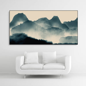 Tysta Akustikbild mit Ansicht dunkelgrüner Wälder im Nebel. Schwarzer Bilderrahmen im Querformat 2 zu 1 über weißem Sofa.
