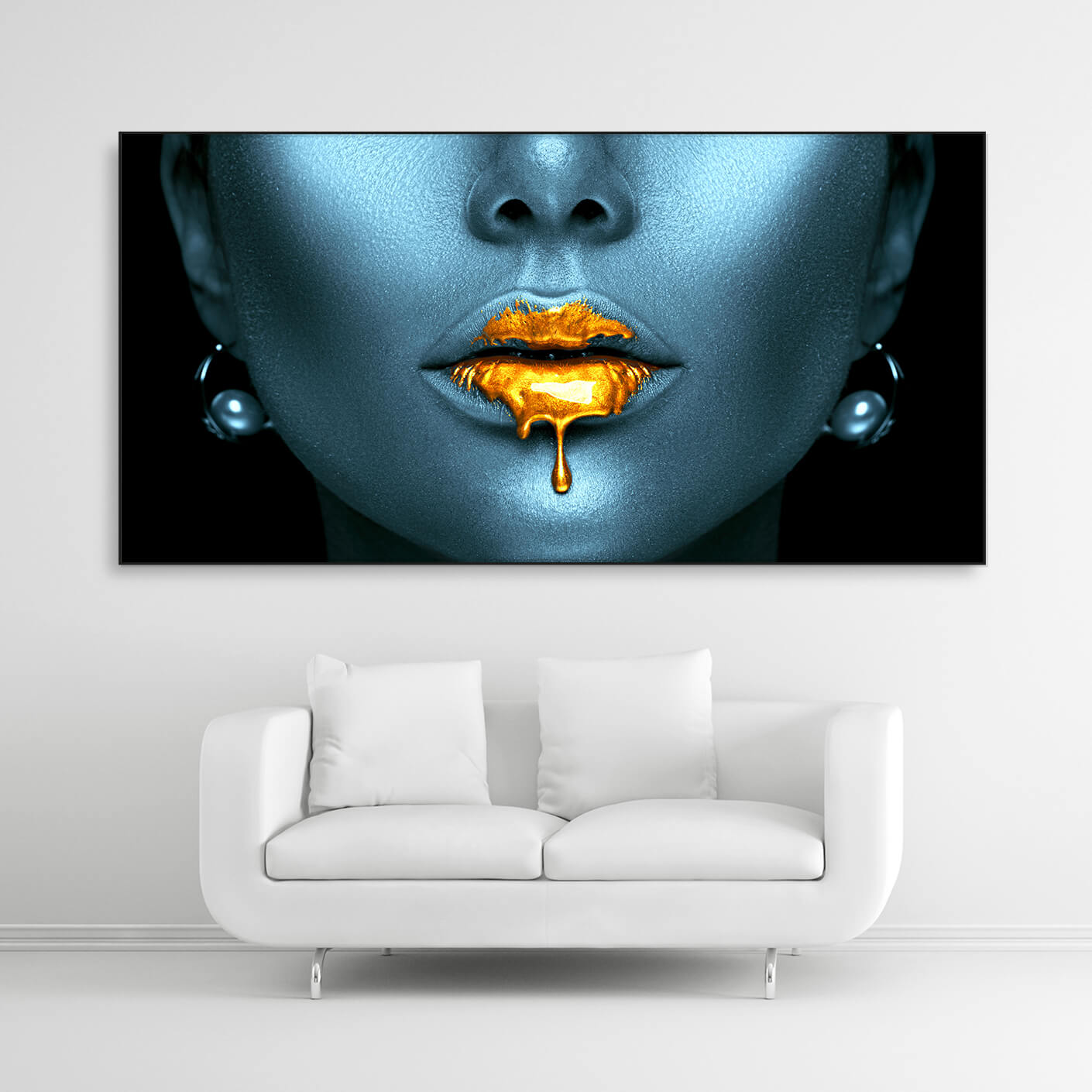 Schallschutzbild Golden Lips mit blauem, weiblichen Gesicht mit goldener, flüssigen Farbe auf den Lippen. Schwarzer Rahmen im Querformat 2 zu 1.