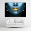 Schallschutzbild Golden Lips mit blauem, weiblichen Gesicht mit goldener, flüssigen Farbe auf den Lippen. Schwarzer Rahmen im Querformat 3 zu 2.