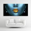 Schallschutzbild Golden Lips mit blauem, weiblichen Gesicht mit goldener, flüssigen Farbe auf den Lippen. Weißer Rahmen im Querformat 2 zu 1.