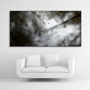 Schallschutzbild mit abstrakter Wasseroberfläche im Querformat 2 zu 1 mit schwarzem Bilderrahmen über weißem Sofa.