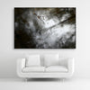 Schallschutzbild mit abstrakter Wasseroberfläche im Querformat 3 zu 2 mit schwarzem Bilderrahmen über weißem Sofa.
