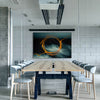 Konferenzraum mit langem Besprechungstisch, Stühlen und Schallschutzbild Golden Loop mit goldenem Kreis und bunten Farbspritzern auf blaugrauem Hintergrund. Querformat mit schwarzem Rahmen.