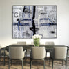 Moderner Essbereich mit Tisch und Stühlen und Tysta Akustikbild Living in the city von Gabi Hampe mit Collage aus Frauengesicht und Bildtexten mit schwarzem Rahmen im Querformat.